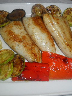 Una foto de Calamares y verduras a la plancha con zumo de limón