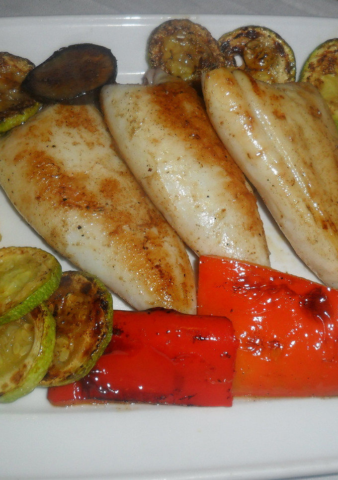 Una foto de Calamares y verduras a la plancha con zumo de limón