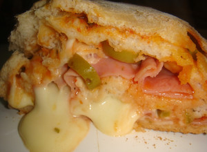 Una foto de Pizza rellena arrollada
