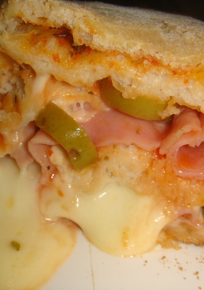 Una foto de Pizza rellena arrollada