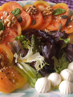 Una foto de Tomates Raf y quesitos frescos con semillas y nueces