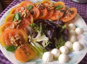 Una foto de Tomates Raf y quesitos frescos con semillas y nueces