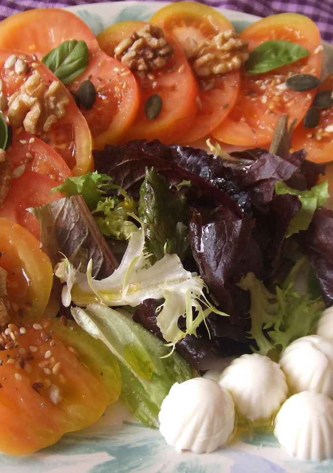 Una foto de Tomates Raf y quesitos frescos con semillas y nueces