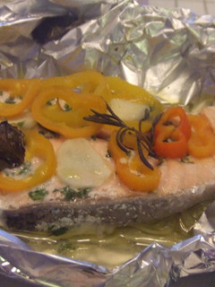 Una foto de Salmón con pimientos variados