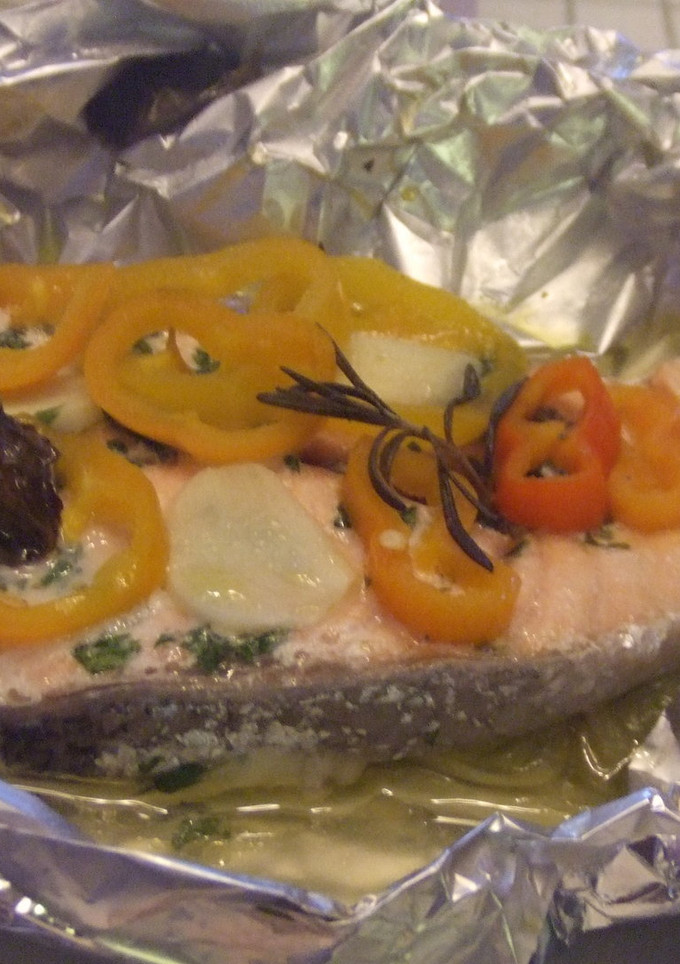 Una foto de Salmón con pimientos variados