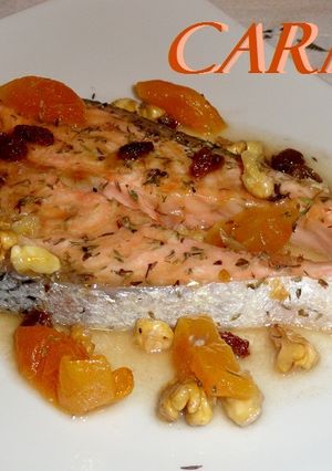 Una foto de Salmón asado con frutos secos
