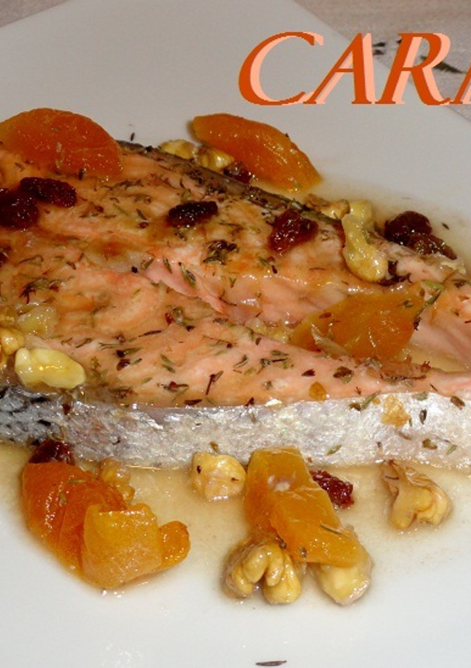 Una foto de Salmón asado con frutos secos