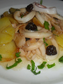 Una foto de Calamares con patatas y pasas de uva al ron