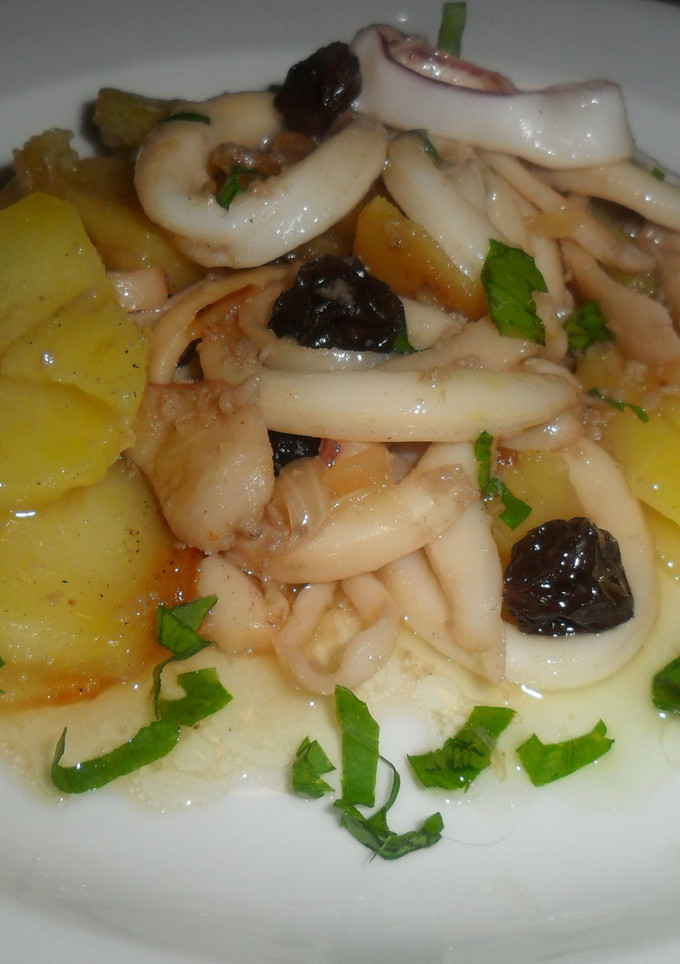 Una foto de Calamares con patatas y pasas de uva al ron