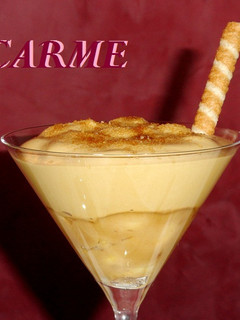 Una foto de Copa de turrón con plátano y espuma de café