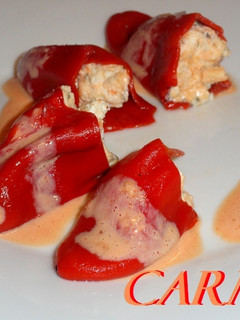 Una foto de Pimientos del piquillo rellenos de queso de cabra con especies y miel