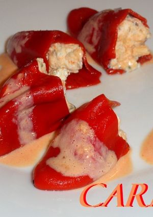 Una foto de Pimientos del piquillo rellenos de queso de cabra con especies y miel