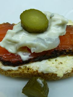 Una foto de Canapé de salmón y salsa tártara