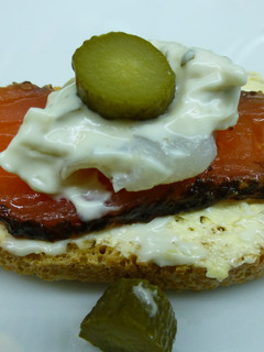 Una foto de Canapé de salmón y salsa tártara