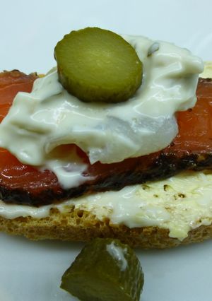 Una foto de Canapé de salmón y salsa tártara