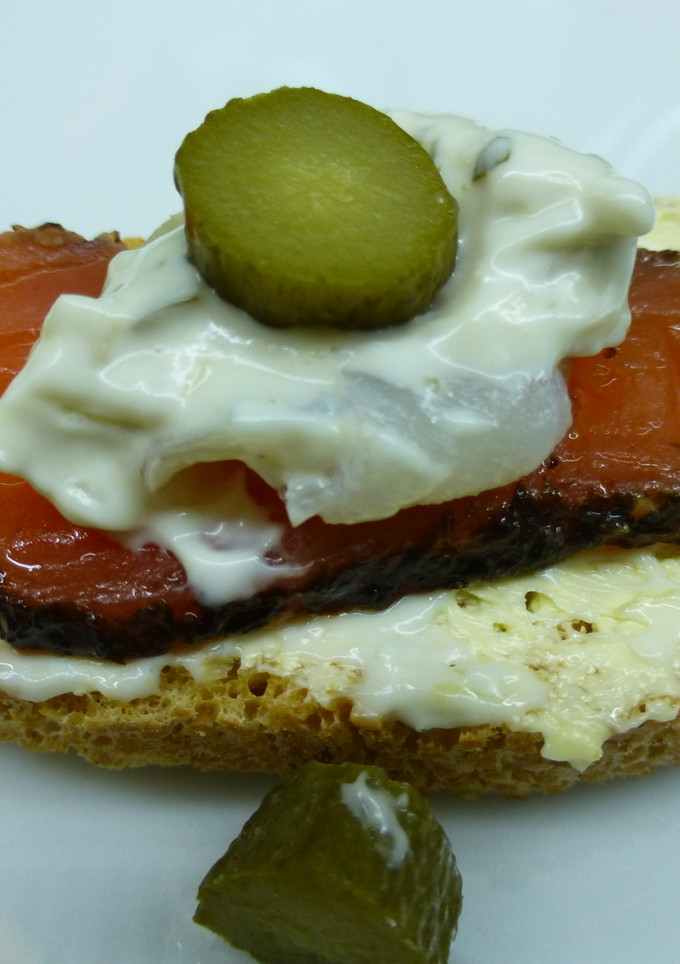 Una foto de Canapé de salmón y salsa tártara