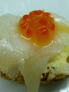 Una foto de Canapé de bacalao ahumado y caviar rojo