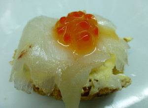 Una foto de Canapé de bacalao ahumado y caviar rojo