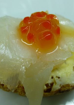 Una foto de Canapé de bacalao ahumado y caviar rojo