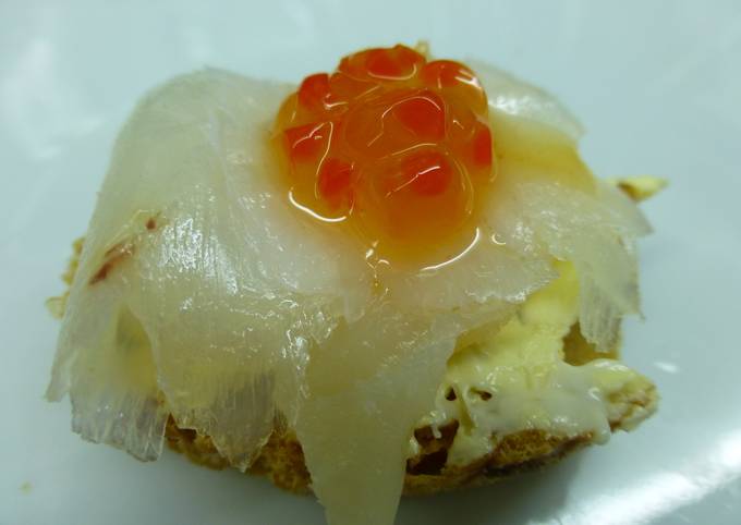 Foto principal de Canapé de bacalao ahumado y caviar rojo