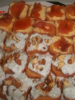 Una foto de Canapés con mermelada de pétalos de rosa y roquefort