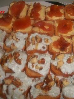 Una foto de Canapés con mermelada de pétalos de rosa y roquefort