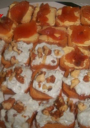 Una foto de Canapés con mermelada de pétalos de rosa y roquefort