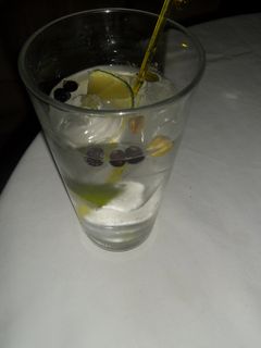 Una foto de Gin tonic clásico