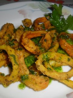 Una foto de Calamares con salsa de ajo y perejil
