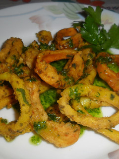 Una foto de Calamares con salsa de ajo y perejil