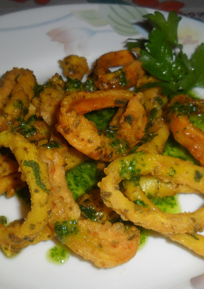 Una foto de Calamares con salsa de ajo y perejil