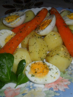 Una foto de Patatas y huevos hervidos al orégano