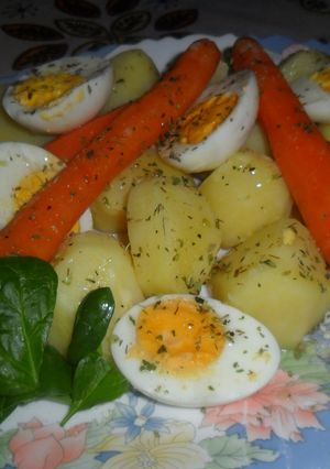 Una foto de Patatas y huevos hervidos al orégano