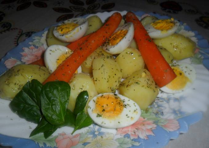 Foto principal de Patatas y huevos hervidos al orégano
