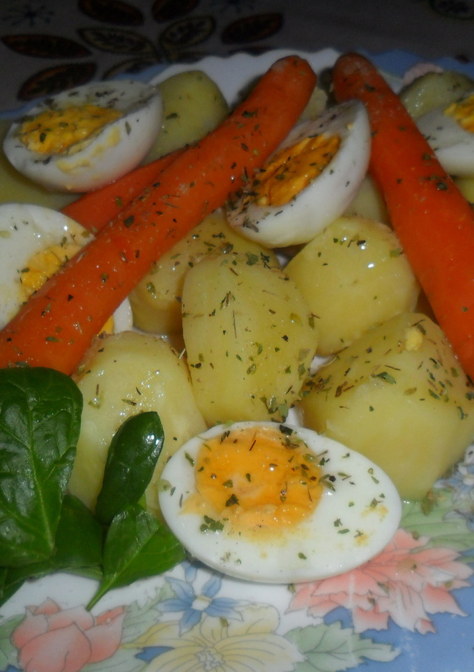 Una foto de Patatas y huevos hervidos al orégano