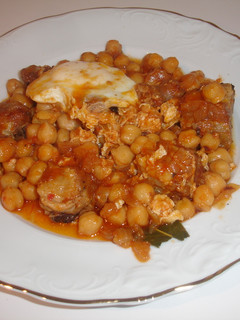 Una foto de Guiso de garbanzos, costillas, longaniza y huevo