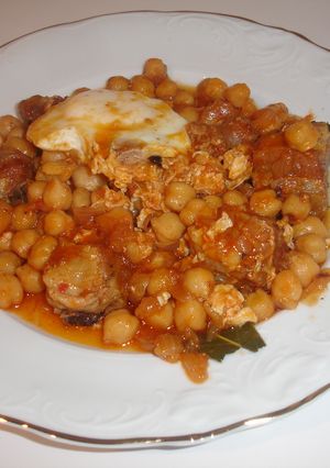 Una foto de Guiso de garbanzos, costillas, longaniza y huevo