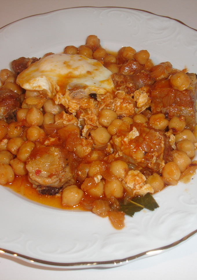 Una foto de Guiso de garbanzos, costillas, longaniza y huevo