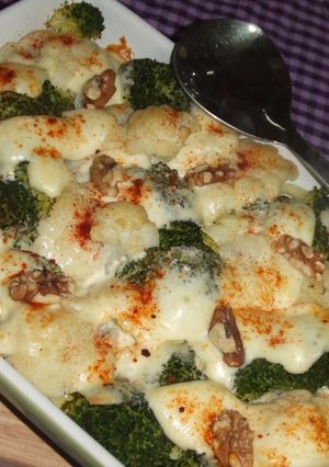 Una foto de Gratén de coliflor y brécol con nueces