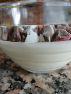Una foto de Mousse de chocolate blanco con lacasitos