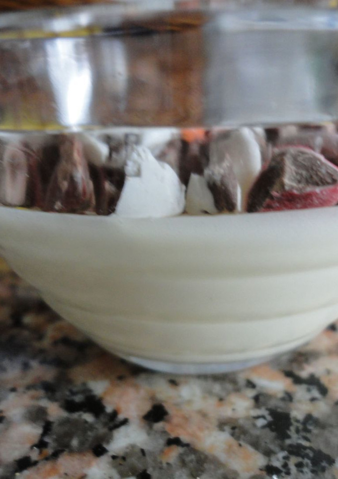 Una foto de Mousse de chocolate blanco con lacasitos