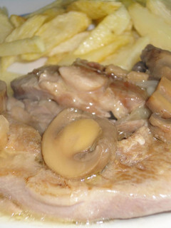 Una foto de Chuletas de pavo con champiñones