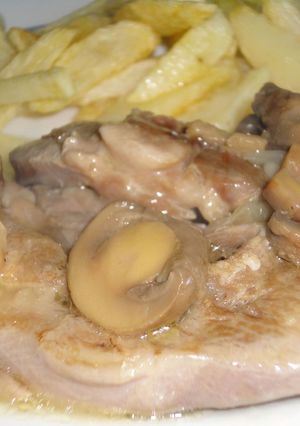 Una foto de Chuletas de pavo con champiñones