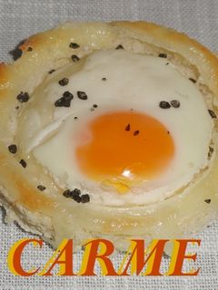 Una foto de Montaditos de queso y huevo de codorniz