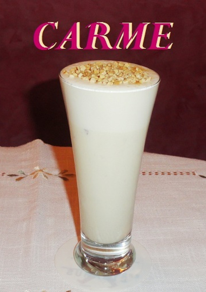 Una foto de Batido de plátano con crocante de almendras