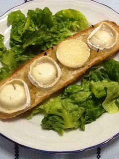 Una foto de Panini con cebolla y queso de cabra