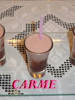 Una foto de Chupitos de mousse de paté y compota de lima