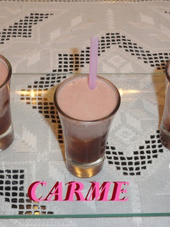 Una foto de Chupitos de mousse de paté y compota de lima