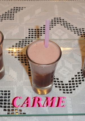 Una foto de Chupitos de mousse de paté y compota de lima