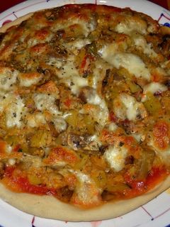 Una foto de Pizza de calabacín y champiñones